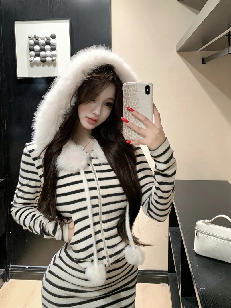 新款高级感气质显瘦遮肉毛领外套高腰包臀半裙撞色条纹套装女秋冬
