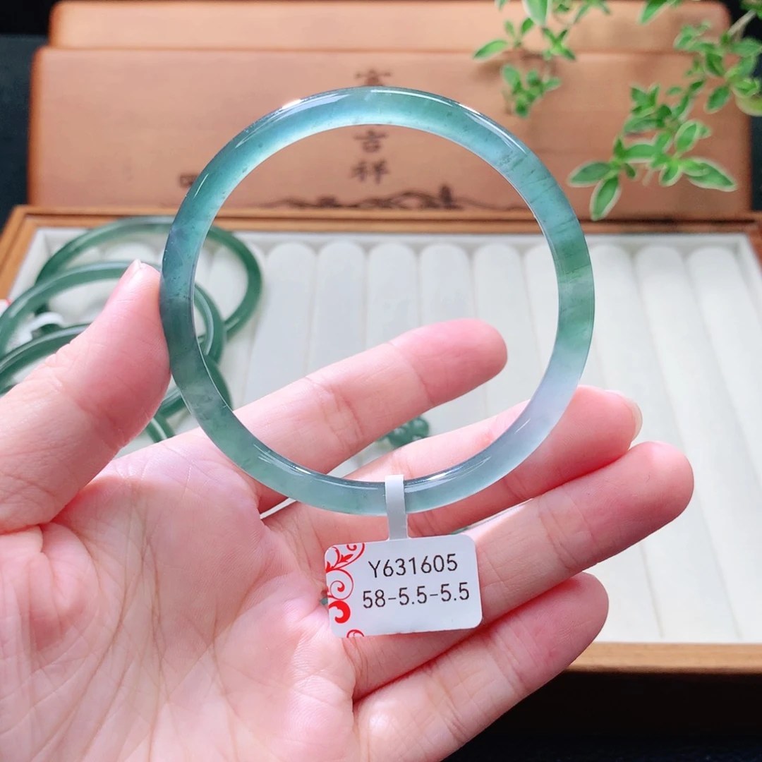 未镶嵌手镯（圆镯）翡翠