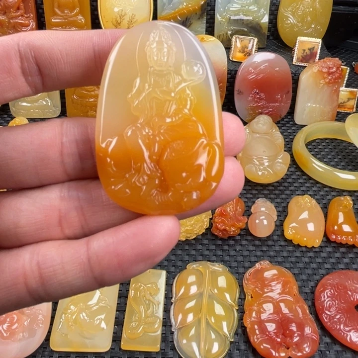 石英质玉（黄龙玉）未镶嵌颈饰