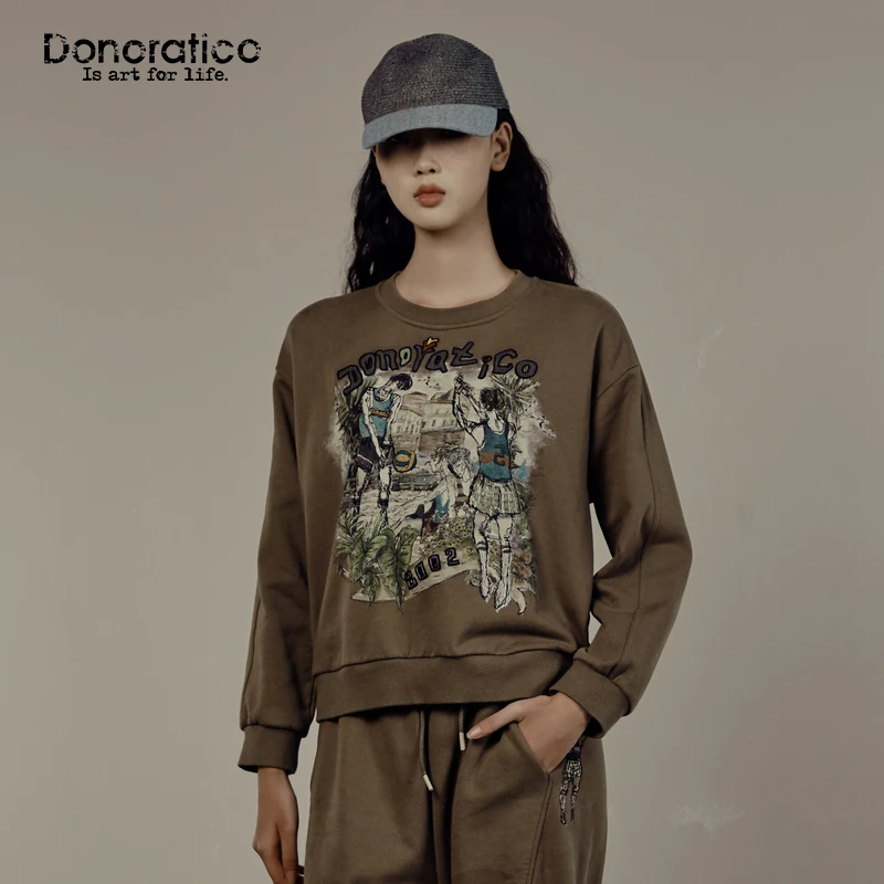 达衣岩文艺简约2025春新品休闲风棉质混纺排球少年印花绣花卫衣女