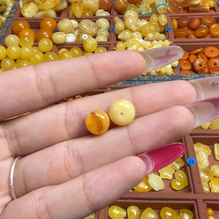 H***可蜜蜡未镶嵌珠宝奇石老型珠子两颗 微微瑕