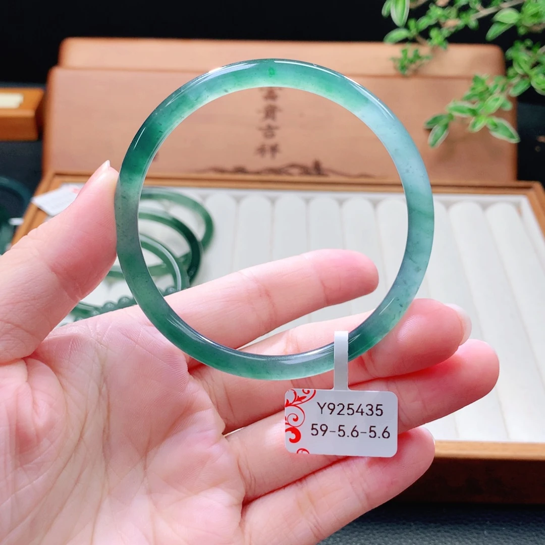 翡翠未镶嵌手镯（圆镯）