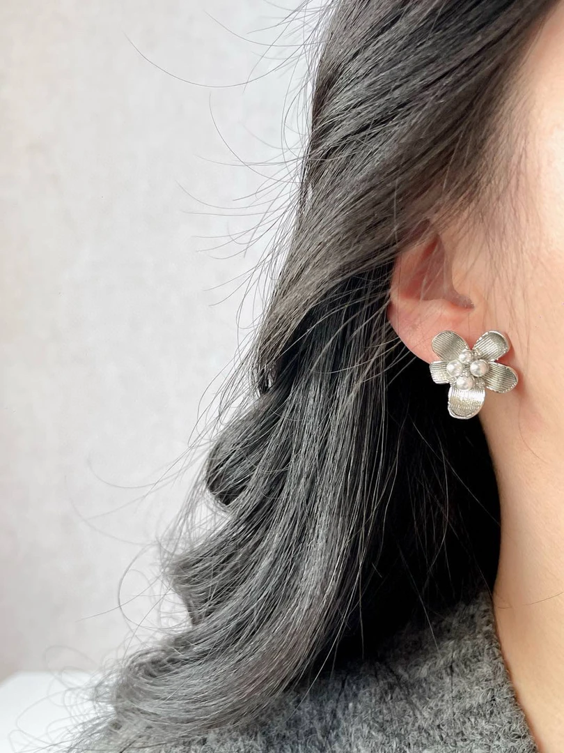 铜合金合成锆石耳饰 金属花造型耳钉金色花朵时尚耳饰银色设计感