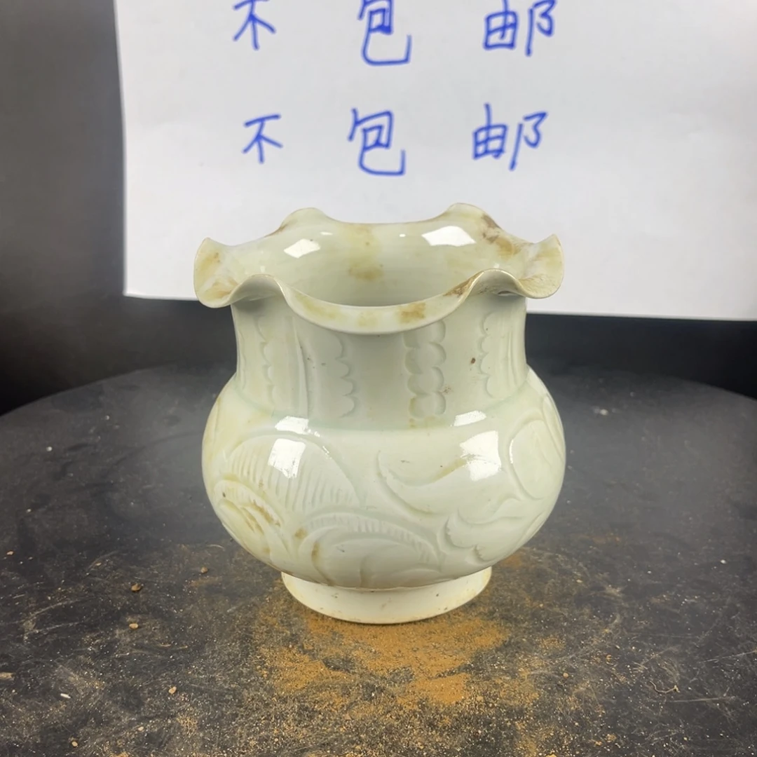 罐漂亮的小瓷器和