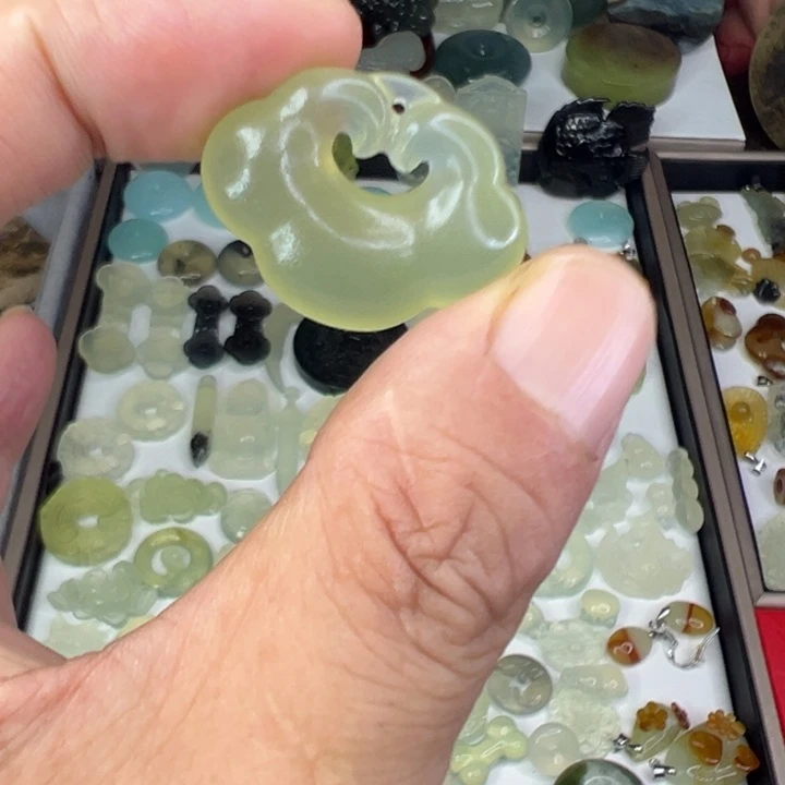 ****乐岫玉未镶嵌颈饰精品岫玉祥云