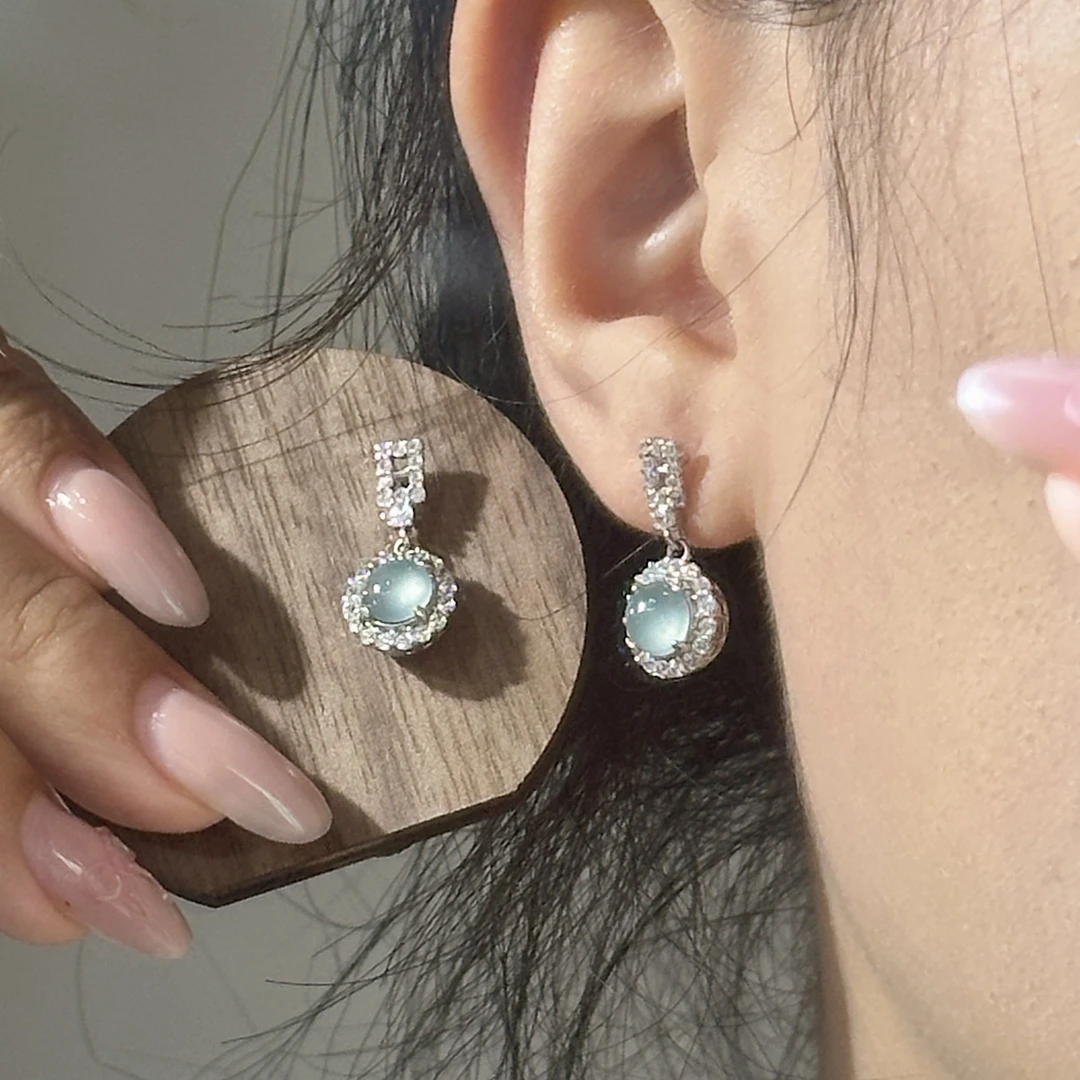 S925银冰蓝蛋面耳钉天然翡翠