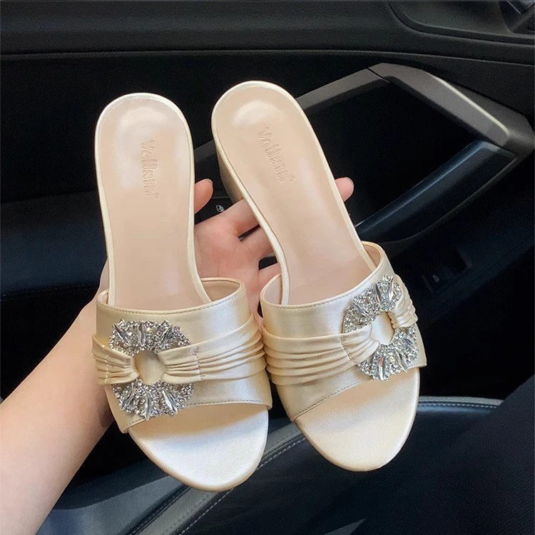 网红高级感休闲水钻外出拖鞋女外穿中跟粗跟洋气一字拖公主风轻便