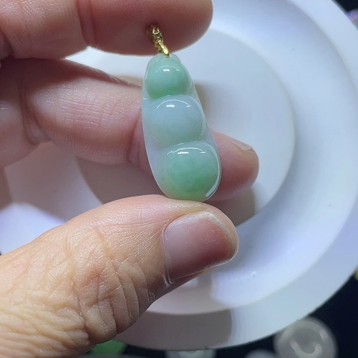翡翠未镶嵌颈饰豆子