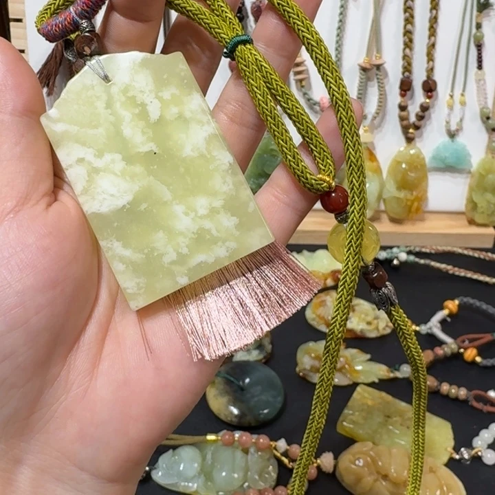 蛇纹石玉未镶嵌颈饰