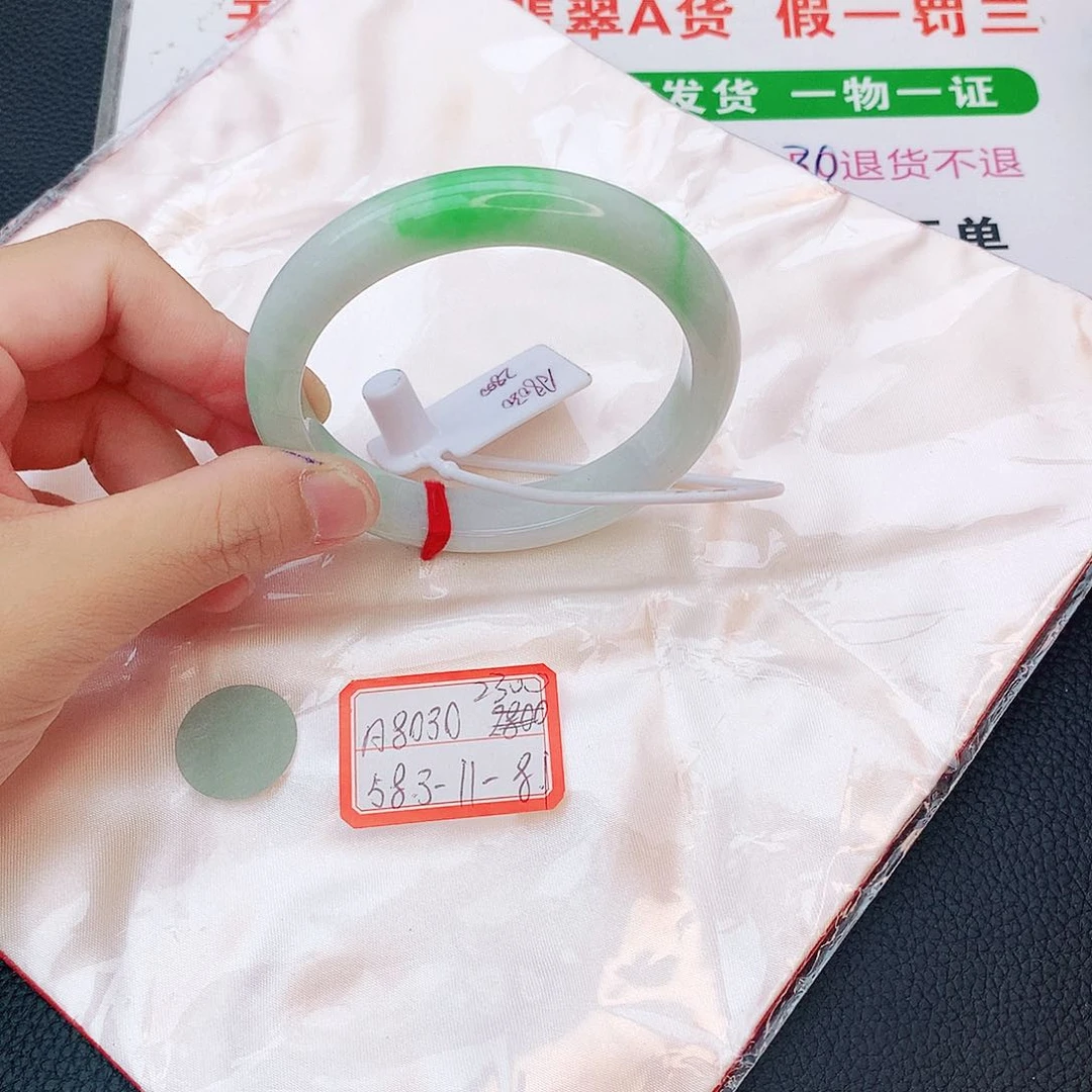 翡翠手镯未镶嵌翡翠