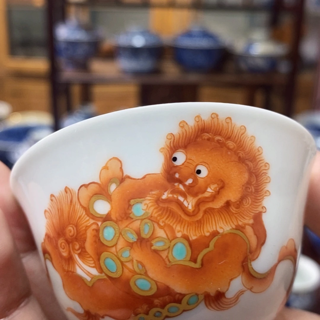 狮子滚绣球主人杯矾红描金松石绿