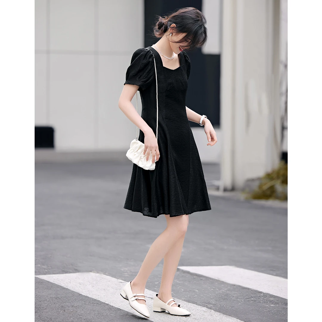 时尚法式优雅休闲连衣裙女2025夏季优雅气质收腰显瘦赫本风小黑裙