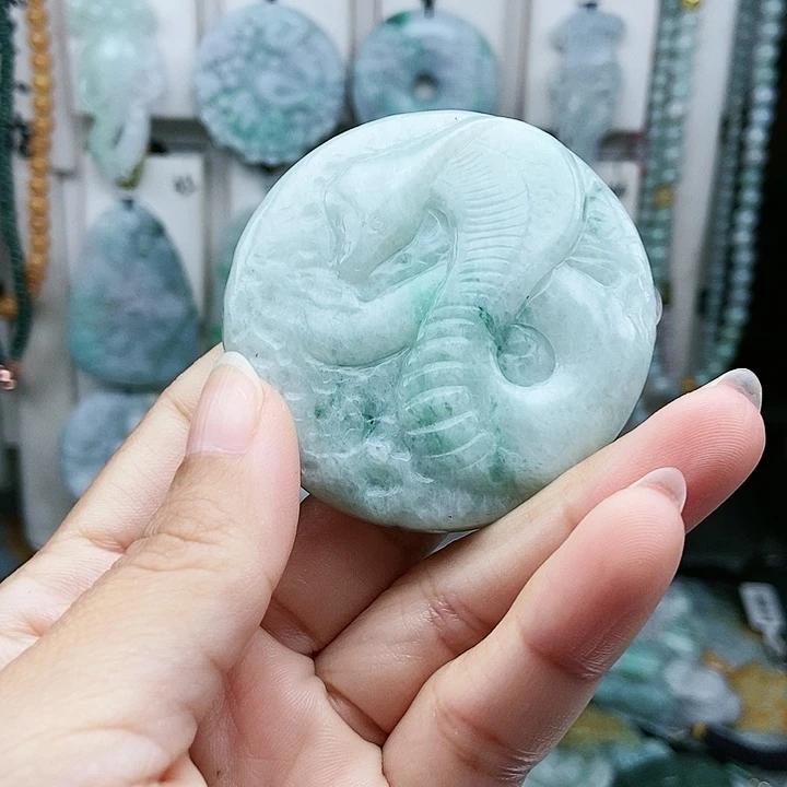 颈饰足铂镶嵌翡翠翡翠