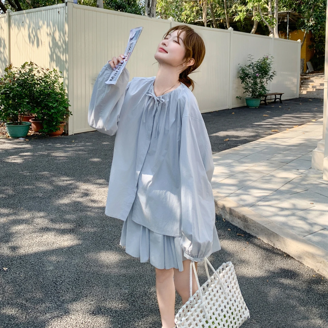 浅蓝色早秋松弛感穿搭女2025新款极简韩系通勤宽松衬衫短裙两件套