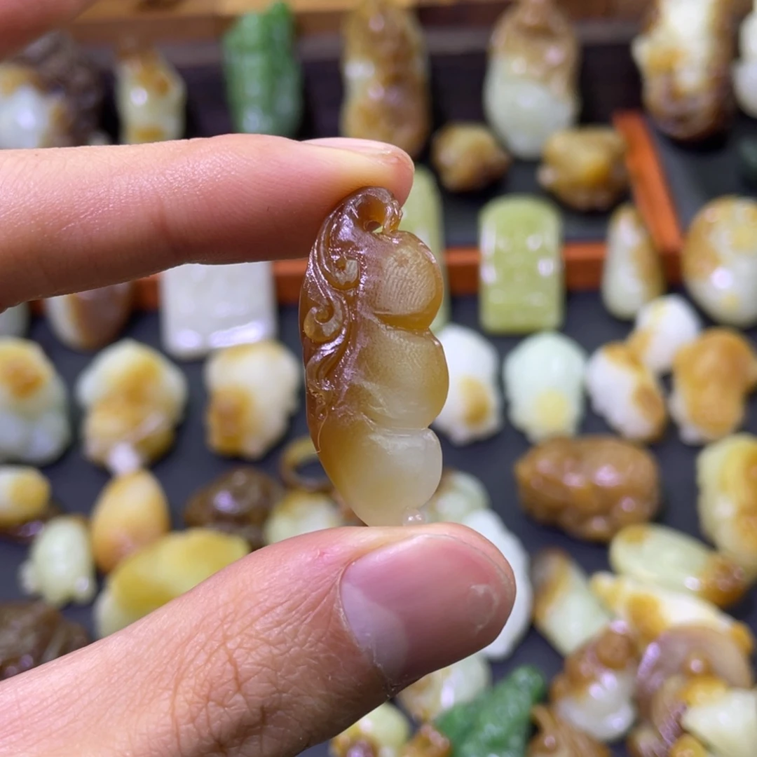 颈饰未镶嵌和田玉且末糖白树叶吊坠