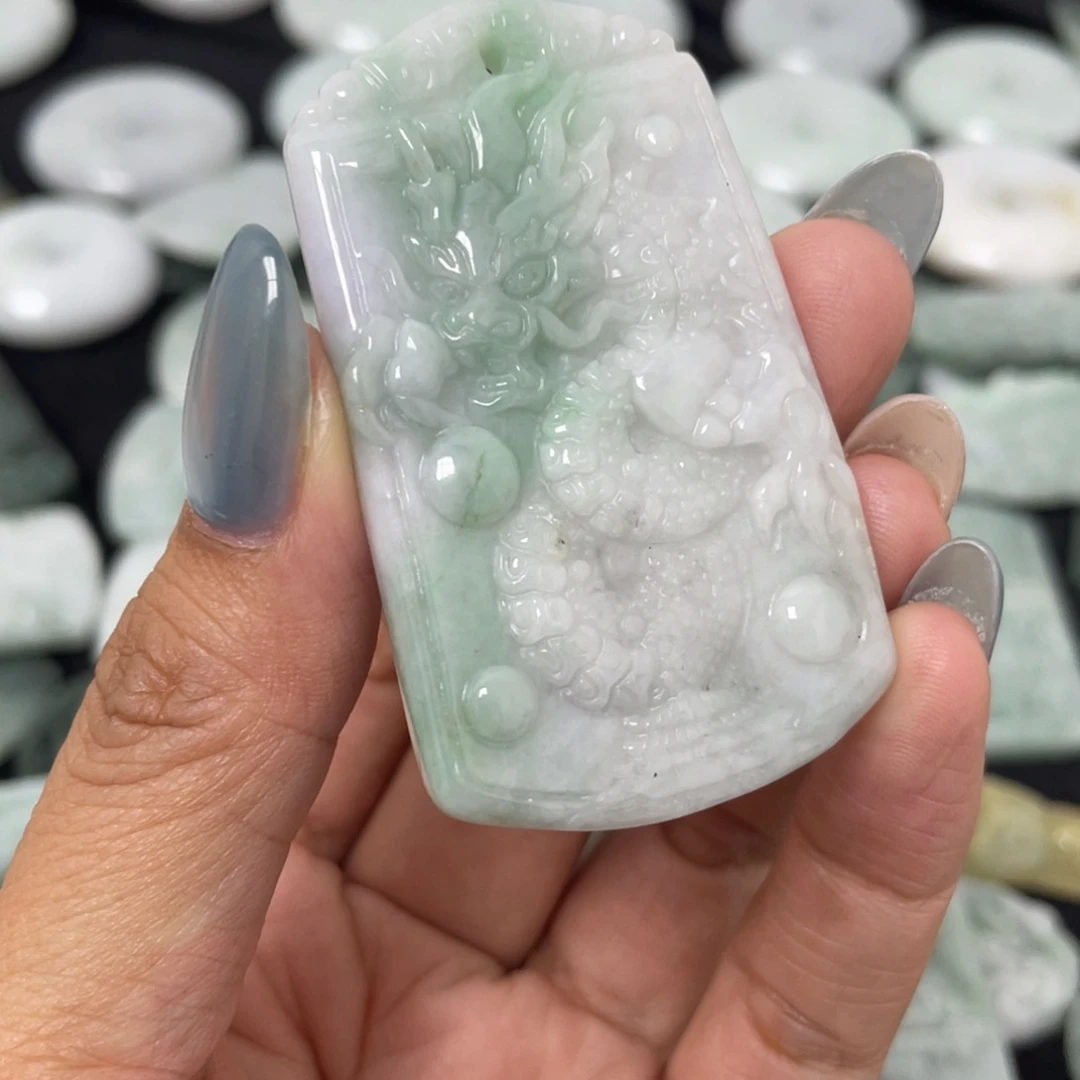 翡翠未镶嵌颈饰龙牌