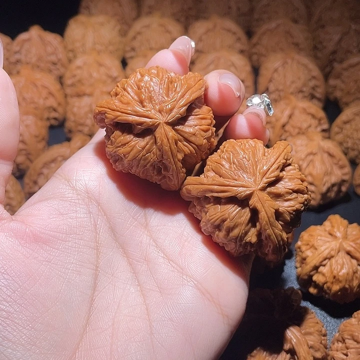 勇***哥文玩核桃吊坠好像