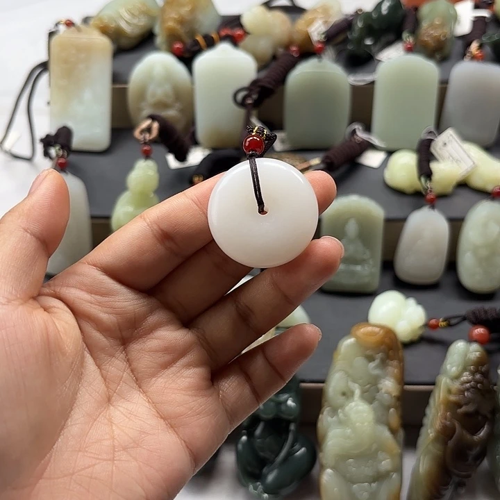 和田玉未镶嵌颈饰洋**浪