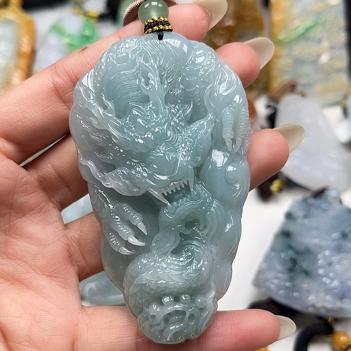 翡翠未镶嵌颈饰龙牌