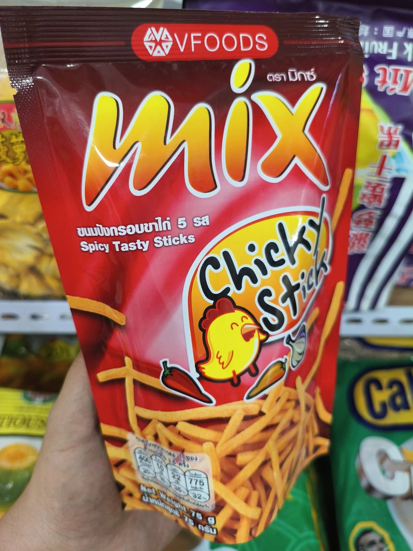 泰国脆脆条香辣虾条膨化薯条休闲网红零食送女友宅家追剧解馋