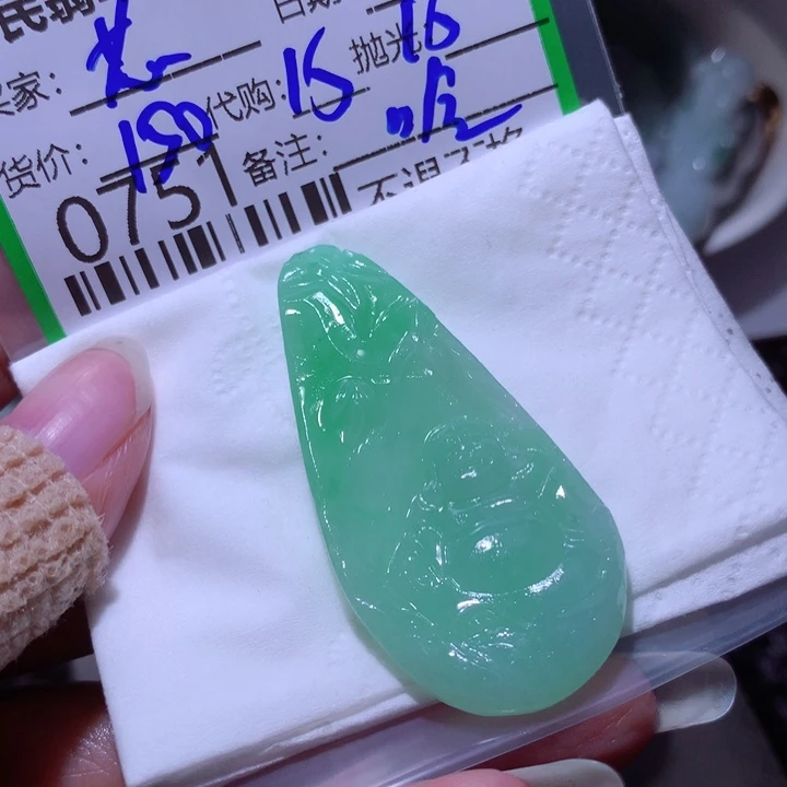 翡翠颈饰未镶嵌歌*