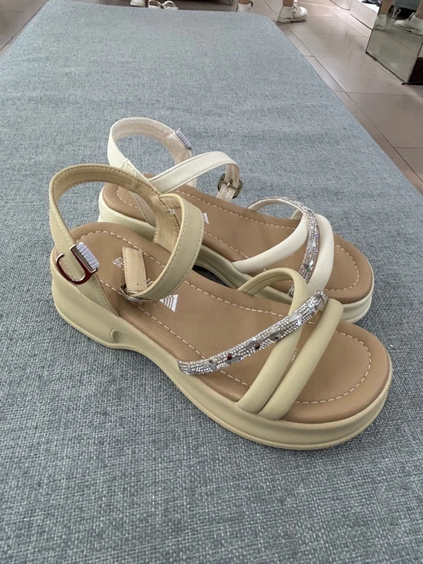 纯色中跟露趾女凉鞋混搭风