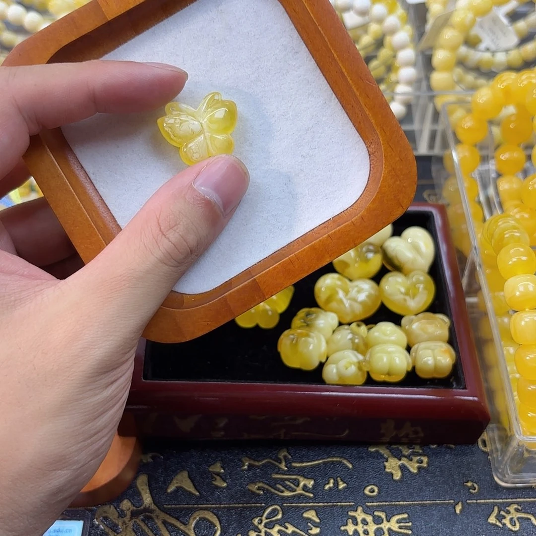 琥珀未镶嵌手链小蝴蝶