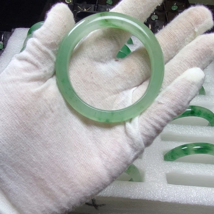 石英质玉（非洲翠）未镶嵌颈饰