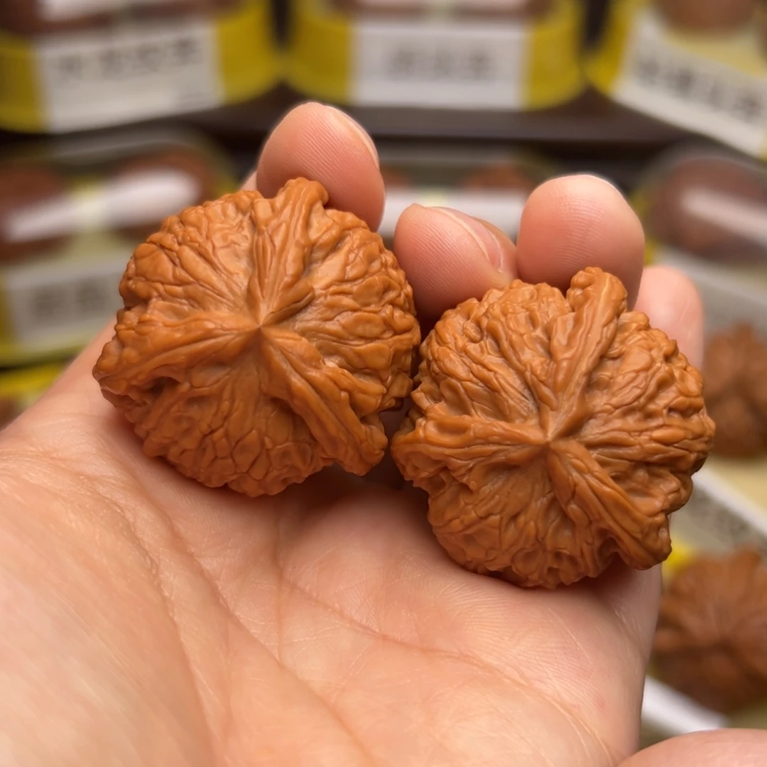 文玩核桃吊坠龙胆