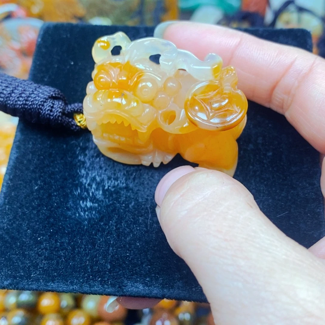 未镶嵌石英质玉（黄龙玉）颈饰