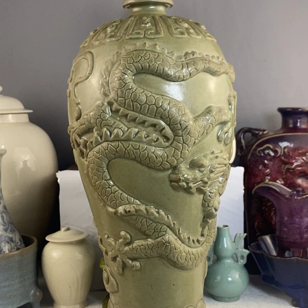 蜜色釉的龙纹梅瓶
