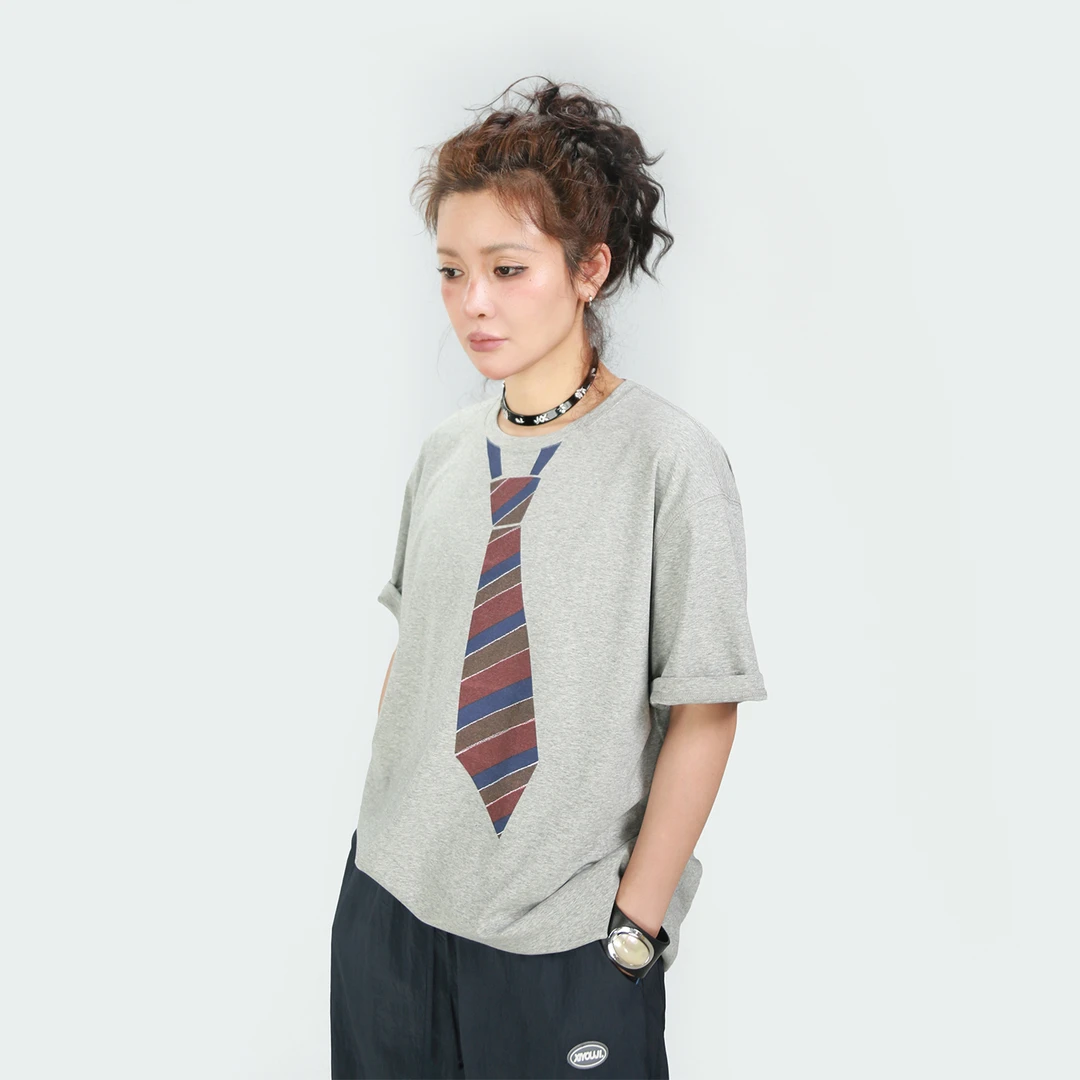 嬉游记原创2025新款设计感领带印花T恤女舒适宽松奥代尔短袖上衣