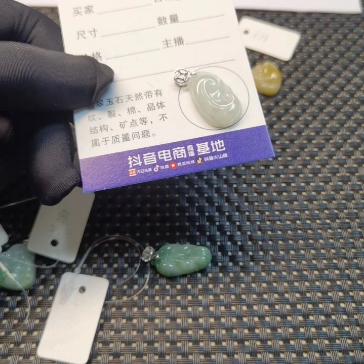 翡翠银S925镶嵌吊坠(赠链)