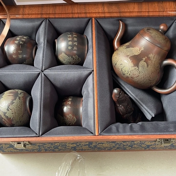 茶壶紫砂原矿泥料手工制作的一把紫砂壶。