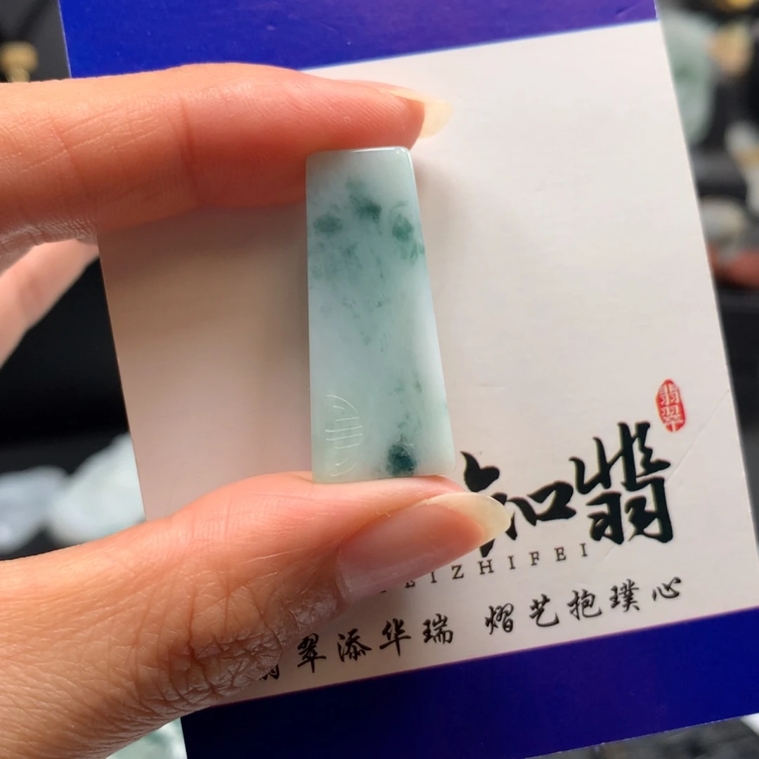 翡翠颈饰未镶嵌蓝花无事柱