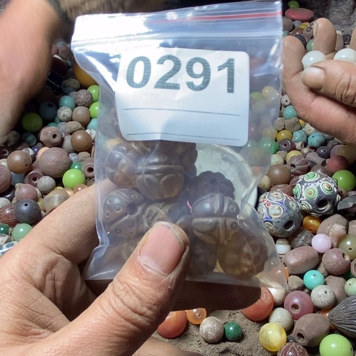 逃***离和田玉（糖玉）未镶嵌手链