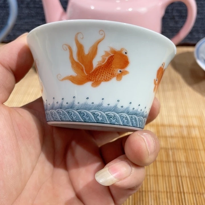 粉彩手绘鱼杯一个
