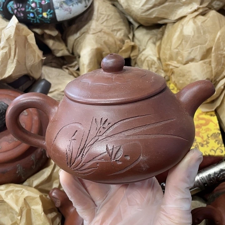 紫砂茶壶原矿泥料手工制作的一把紫砂壶。