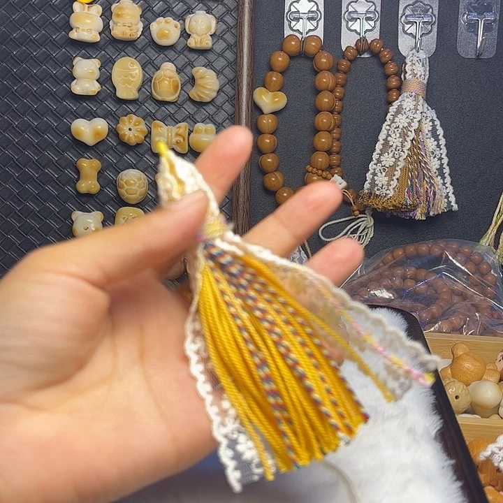 吊坠猴头核桃黄流苏