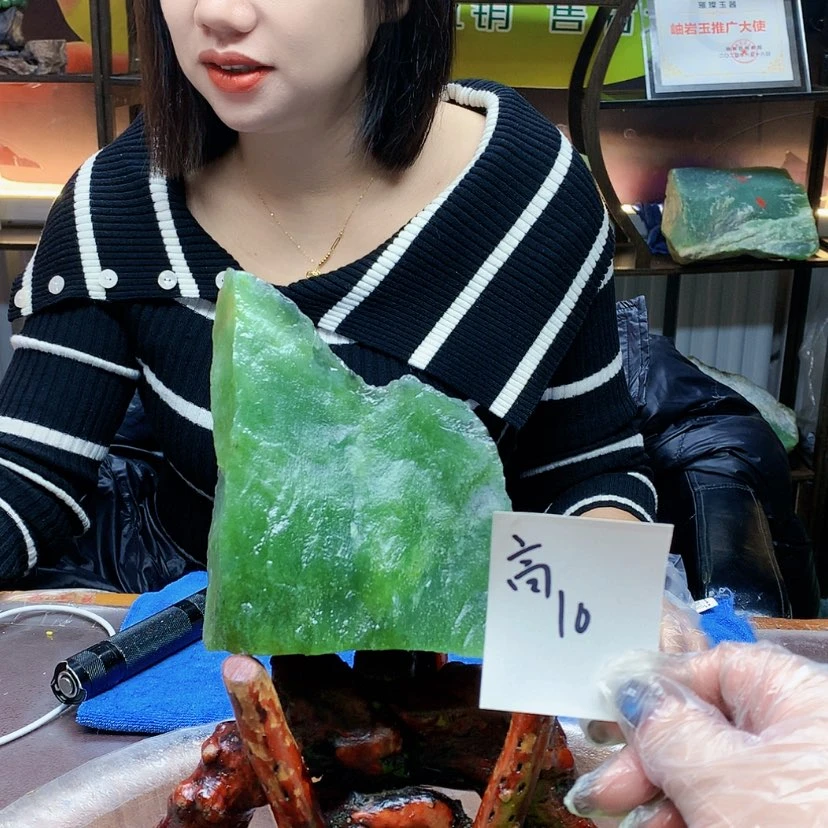 【闪购商品】未镶嵌蛇纹石玉原石白*