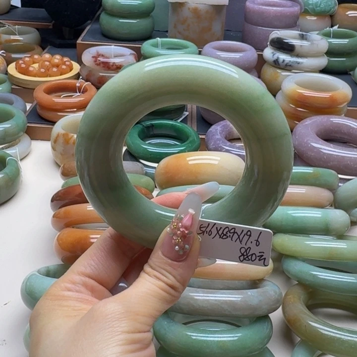 嗯***嘛石英质玉未镶嵌手镯