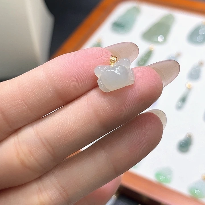 颈饰18K金镶嵌翡翠