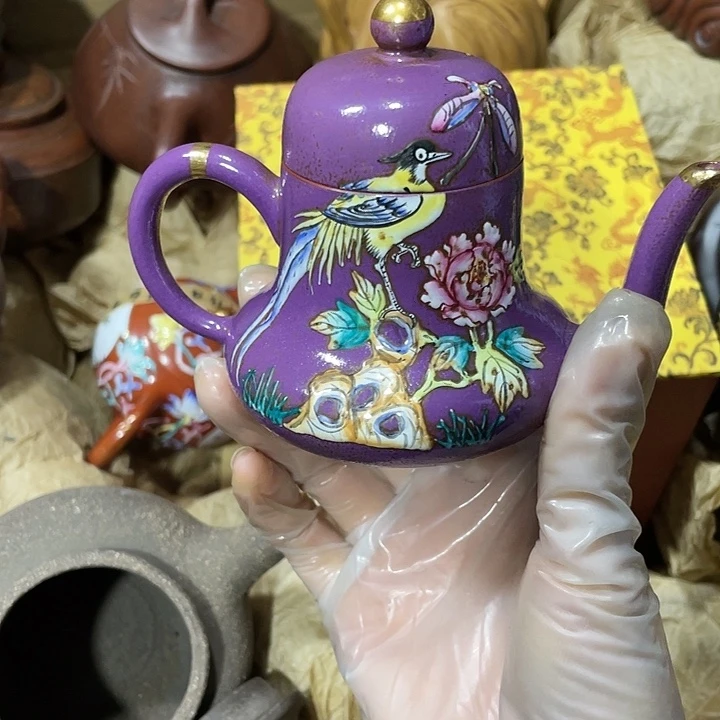 茶壶紫砂矿泥料，手工制作的一把紫砂壶。