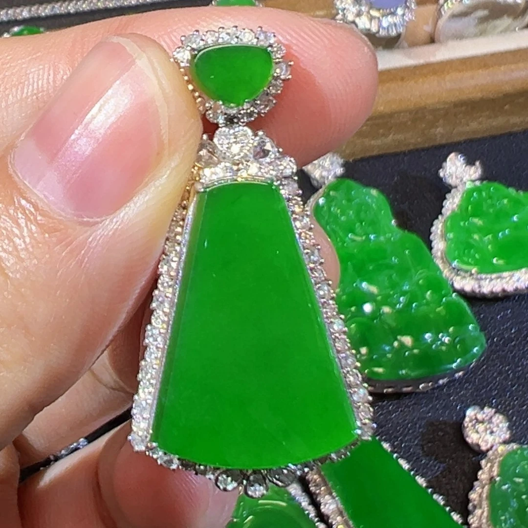 翡翠18K金镶嵌颈饰