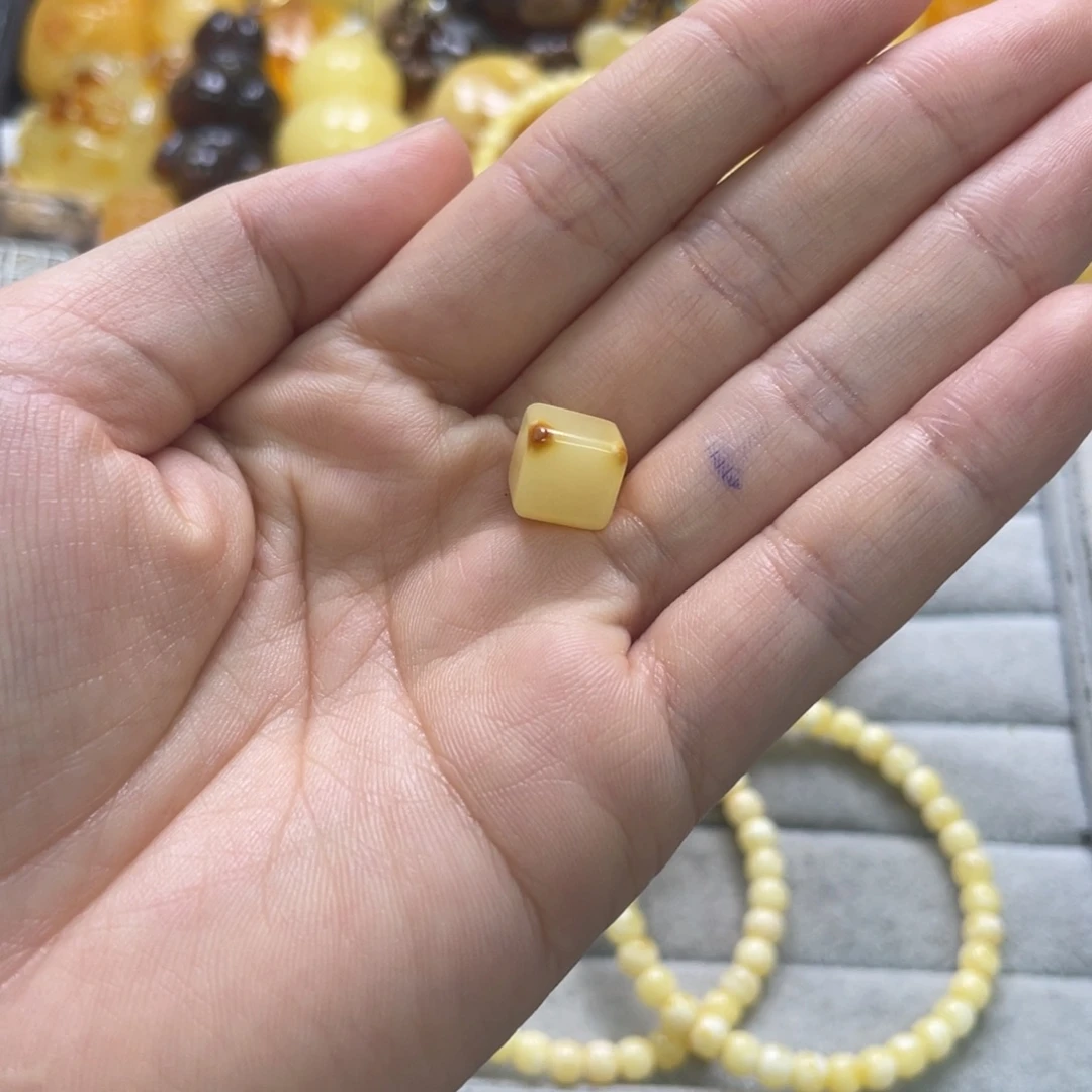 爱***己琥珀未镶嵌裸石天然琥珀