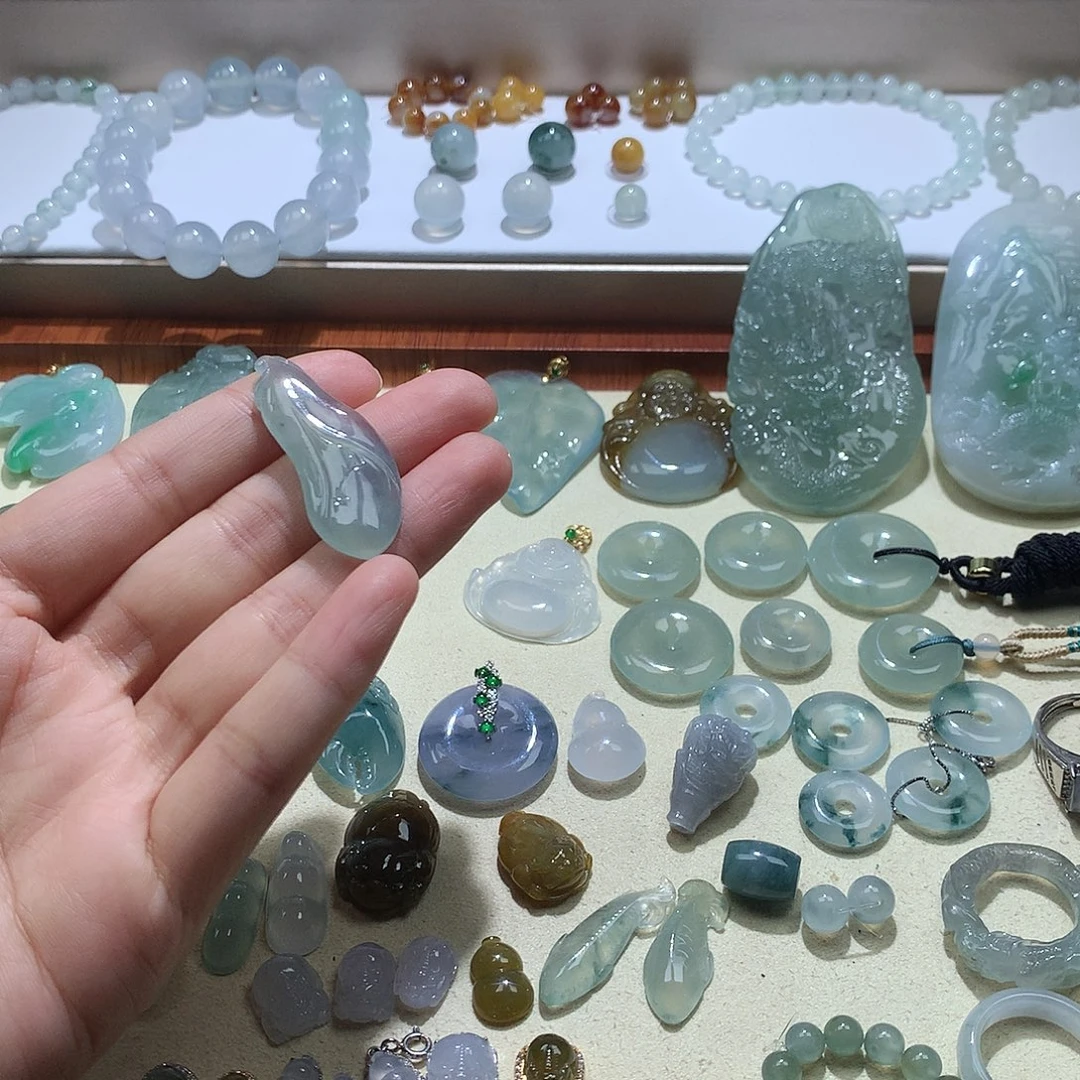 翡翠未镶嵌颈饰玉兰花