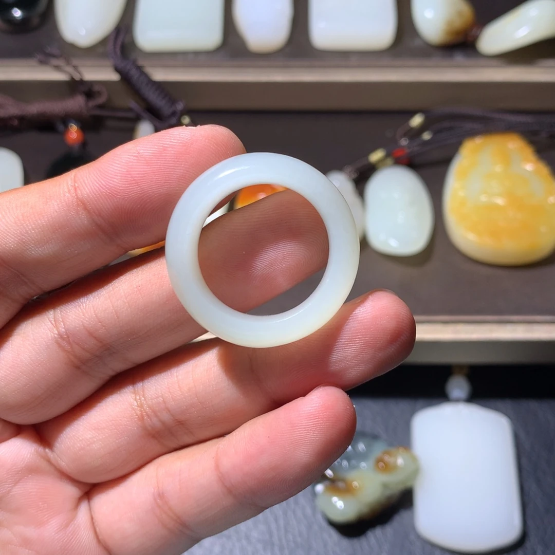 爱***鱼颈饰未镶嵌和田玉