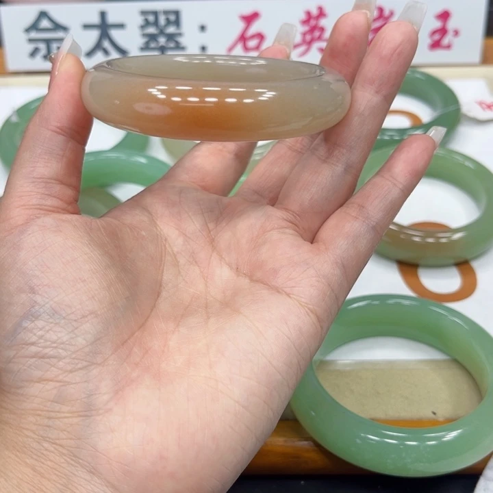 未镶嵌手镯石英质玉张***?