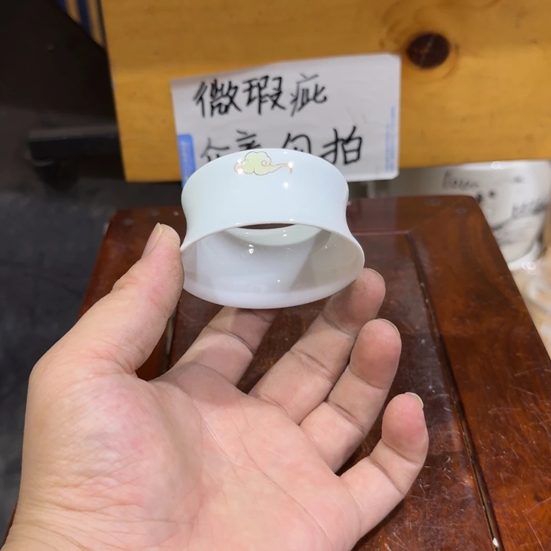 微瑕疵介意勿拍陶瓷器皿M689