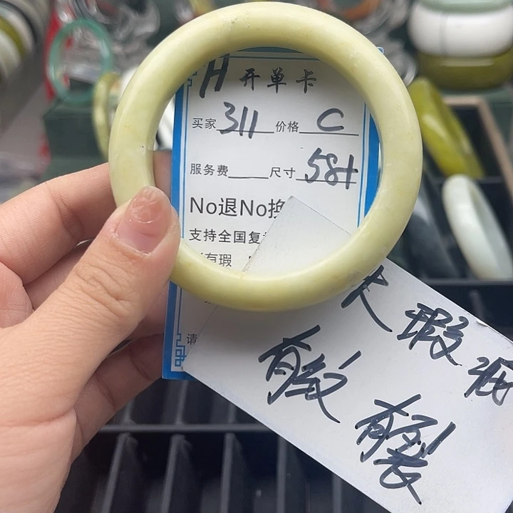 蛇纹石玉未镶嵌手镯